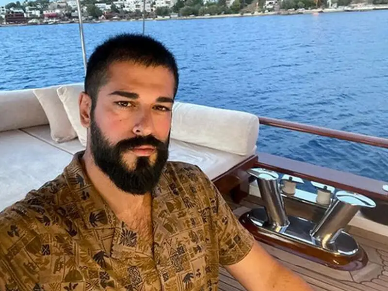 Burak Özçivit Eğitim Hayatı