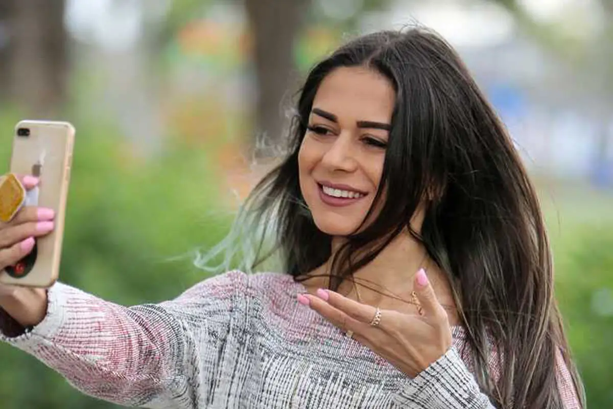 Ezgizem Kimdir? (Ezgi Gizem Akdoğan)