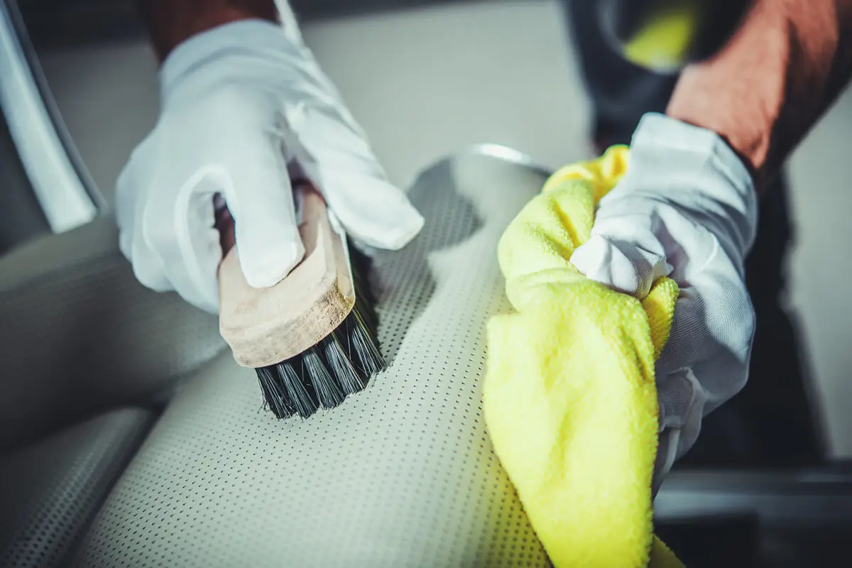 Araç Deri Koltuk Temizleme Nasıl Yapılır?: Deri koltuklar Neyle Temizlenir?