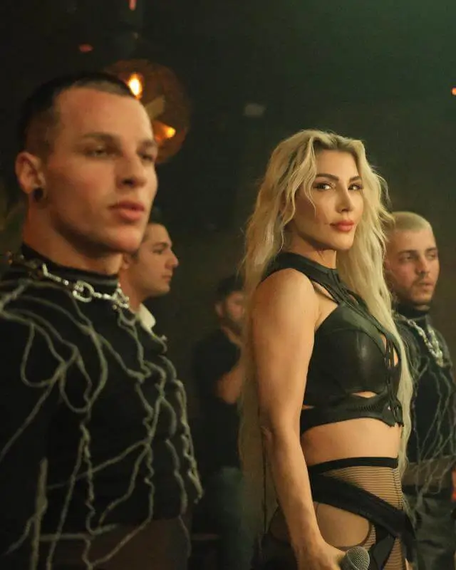 Son olarak sahne kıyafetleriyle gündemde olan şarkıcı Hande Yener Yine Büyüledi!