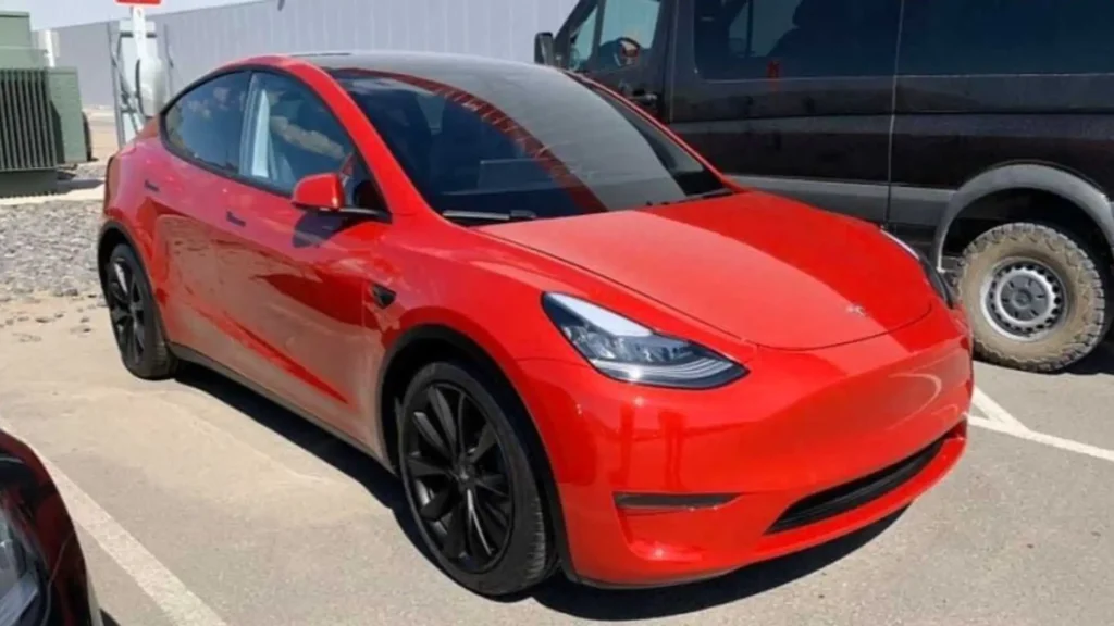 Tesla, Model Y Serisini Yeniliyor: Standart Versiyon Sahneye Çıkıyor
