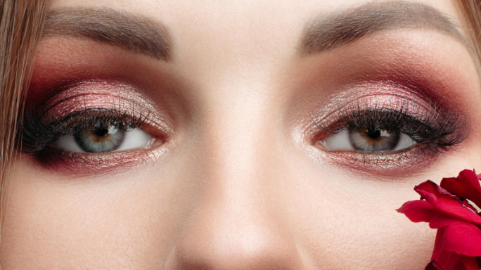 Göz Alıcı Bakışların Sırrı: Rimel ve Far Paleti Seçimleri