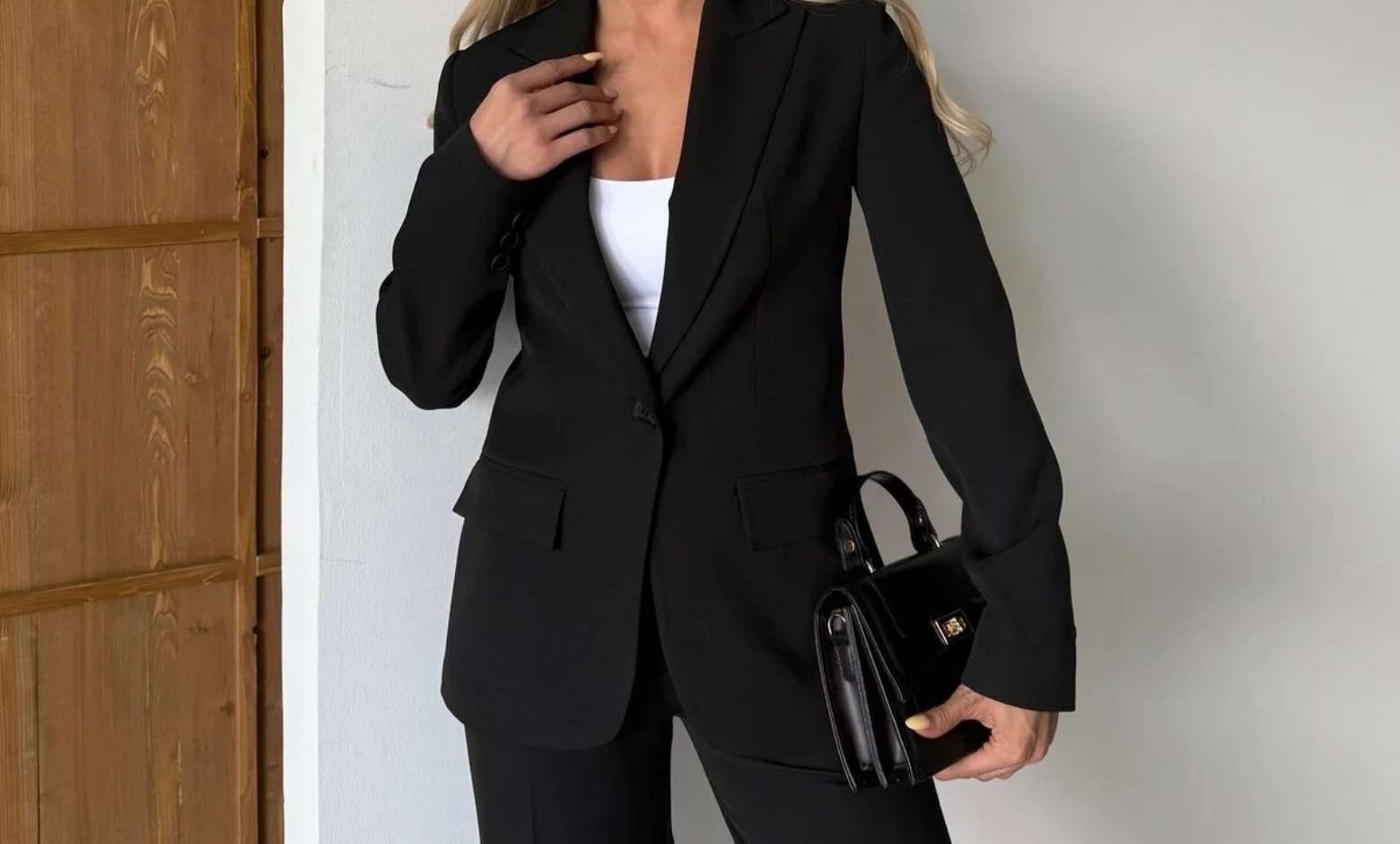 Kadın Takım Elbise Seçiminde Şıklık ve Zamansız Stil