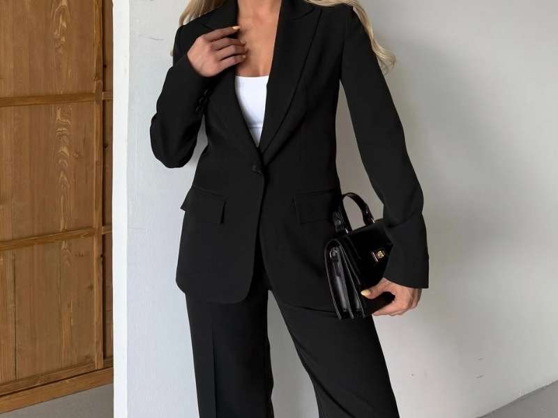 Kadın Takım Elbise Seçiminde Şıklık ve Zamansız Stil 1 Kadın Takım Elbise Seçiminde Şıklık ve Zamansız Stil 1