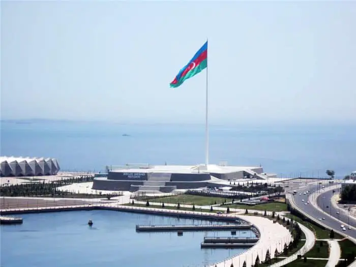 azerbaycan-devlet-bayrak-meydani-bizimle-gez