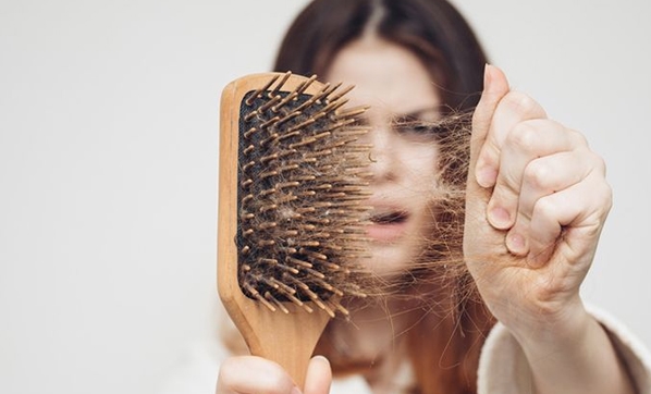  Saçların Dökülmesini Nasıl Engelleyebiliriz